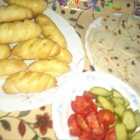 کالباس خودم پز،خیارشور خودم پز و نان باگت خودم پز