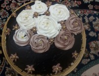 کیک با رویه گاناش تزیین خامه