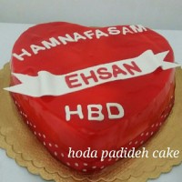 کیک وانیلی با روکش خامه پاستیلی و فوندانت