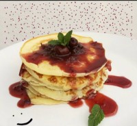 پنکیک با مربای البالو