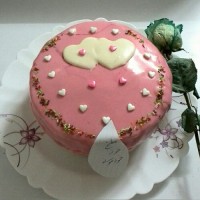 کیک اسفنجی با روکش خامه پاستیلی