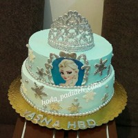 کیک با تم السا و تاج نقره ای