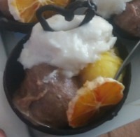 کاسه شکلات با رویه خامه