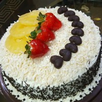 کیک موکا با فلینگ خامه و گردو موز