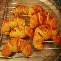 شیرینی کروسان با مغز نوتلا و شکر فهوه ای و گردو