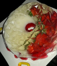 ژله ویترینی با توت فرنگی مزه اش عالی بود