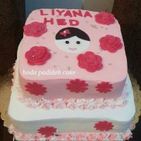 کیک خامه ای با تزیین فوندانت