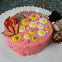 کیک اسفنجی با رویه خامه پاستیلی