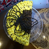 کیک گل آفتاب گردون با پروانه شکلاتی