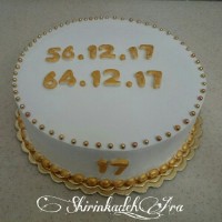 کیک اسفنجی با تزیین خامه