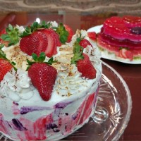 کیک با روکش شکلات و خامه