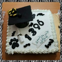 کیک شکلاتی با تزیین خامه و فوندانت