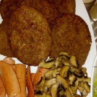 همبرگر با قارچ وسوسیس