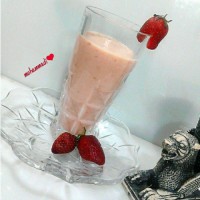 اسموتی موز وتوت فرنگی