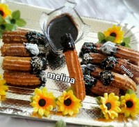 چوروس با سس شکلاتی (شیرینی اسپانیایی)