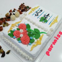 کیک اسفنجی با تزئین خامه