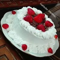 کیک توت فرنگی خامه ای