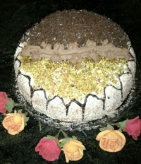 کیک باروکش خامه،پسته وشکلات