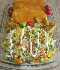 شنیسل مرغ با سالاد نودل و سبزیجات