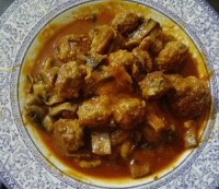 خورشت قارچ و گوشت .