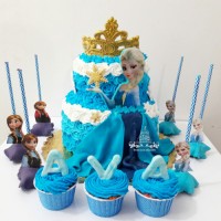 کیک خامه و دکور فوندانت