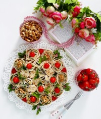 رول نون و پنیر گردو وسبزی