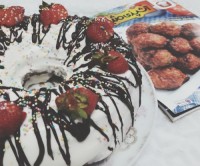 کیک شکلاتی با روکش خامه وشکلات