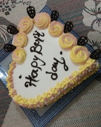 کیک دو لایه با فیلینگ شکلات و تزیین خامه