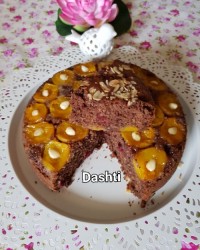 اینم برش خورده کیک زردآلو که یکطرفشم آلبالو بود