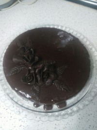 کیک با روکش گاناش با گل های شکلاتی?