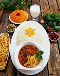 خورشت قیمه با گوشت قلقلی ته دیگ ماستی ترشی آلبالو خیارشور