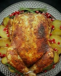 مرغ بریان شده در تابه با آویشن