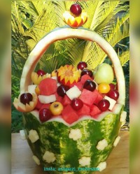 دسرمیوه با سس توت فرنگی