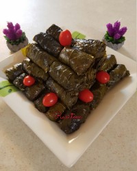 دلمه برگ مو با سس دوغ و ماست