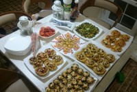 میز شام با طعم عشق برای فارغ التحصیلی خواهرم کمپیر، پیتزا لقمه ای،قارچ شکم پر، اوردور ژامبون و زیتون