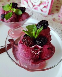 بستنی شاه توت برای عصرونه