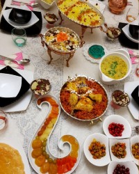 میز شام من برای مهمونام تو این قسمت هم ترشی ها ومرباهام هست..عکس کامل تو کادر جانشد