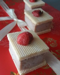 بستنی موز و توت فرنگی