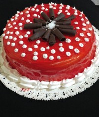 کیک اسفنجی با تزیین ژله بریلو و خامه