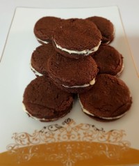 شیرینی شکلاتی کرم دار