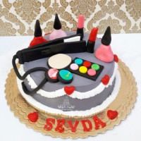 کیک برای خانم ارایشگر