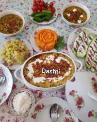 ناهارامروزمون بعد از چند روز مسافرت آش ماست ارومیه دمی گوجه فرنگی خیارماست داخل قایقهای خیاری