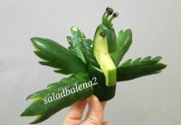 پرنده با خیار