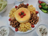 اینم مرغ و سس باربیکیو و سیب زمینیه با پلوی قالبی