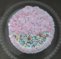 کیک اسفنجی با تزیین خامه.