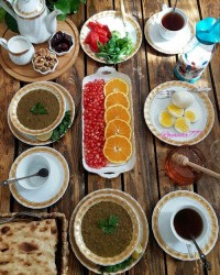 صبحانه یک روز تعطیل جای همگی خیلی سبز❤⚘❤ عدسی.تخم مرغ ابپز.پنیرسبزی.