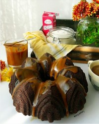 کیک کوئیک میکس شیر عسلی با سس کارامل