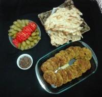 کتلت سویا به همراه خیارشور،زیتون پرورده که همشون کارخودم هستش