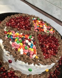 کیک خامه ای با فیلینگ موز و آناناس