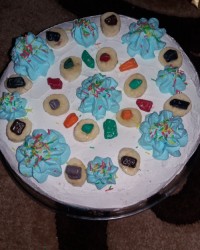 کیک تولدپسرم کیک شیفون هستش باتزئین خامه